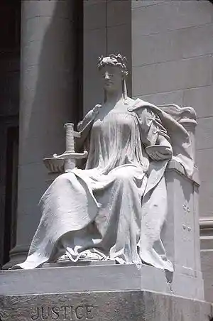 Lady Justizia estatua