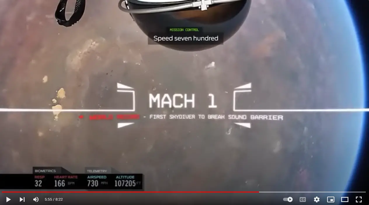 snimak ekrana Felixa Baumgartnera na 107,205 stopa kada je probio zvučnu barijeru pokazujući zakrivljenost zemlje